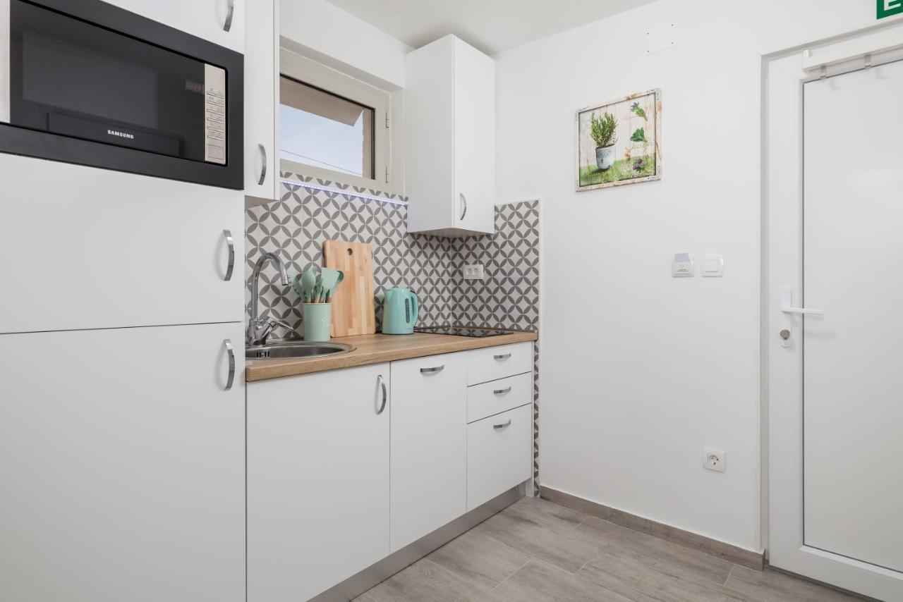 Studio Apartman Rozi Opatija Exteriör bild
